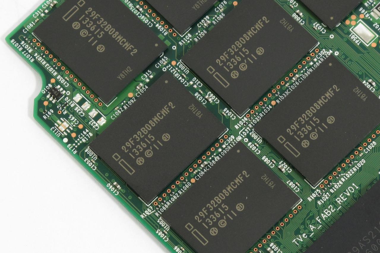 [26/03/2014] Intel SSD 730 (240 GB) im Test: Robuste SSD mit mäßiger Schreibleistung (20)