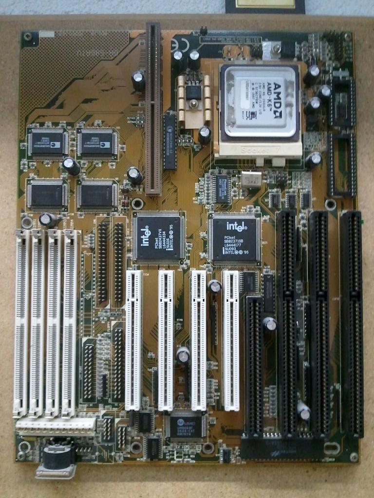 [28/03/2014] Update vom 30.03.: So sahen Mainboards in den 80er Jahren aus (7)