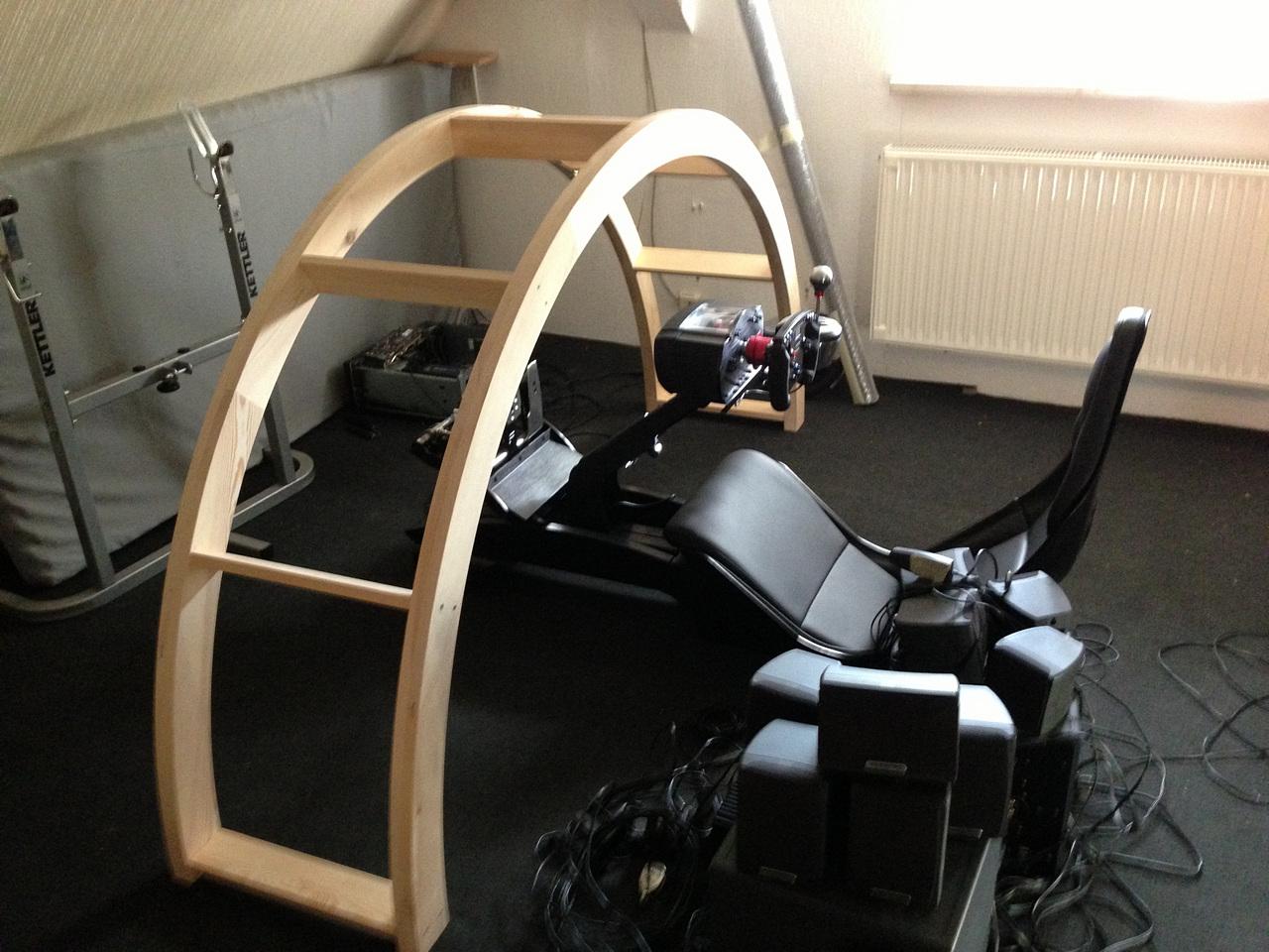 [13/03/2014] Racing-Leidenschaft ausgelebt: 3-Achsen-Rennsimulator mit 180-Grad-Leinwand und 3 Beamern gebaut (1)