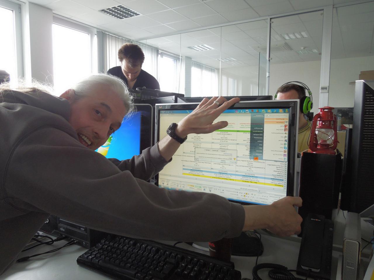 [21/03/2014] Der Spieleonkel steht Kopf oder ist es gar das Monitorbild, das sich mal eben selbständig um 180 Grad gedreht hat? Zumindest behauptet Herr Stöwer letzteres und versuchte nach diesem Beweisbild mit einer auf einmal ganz komisch reagierenden Maus das Malheur mit wenig Erfolg ungeschehen zu machen. Kompetente Hilfe bekam der Redaktionsoldie dann von Dr. Albert, der die Shortcuts für die Bilddrehung im Intel-Treiber deaktivierte.