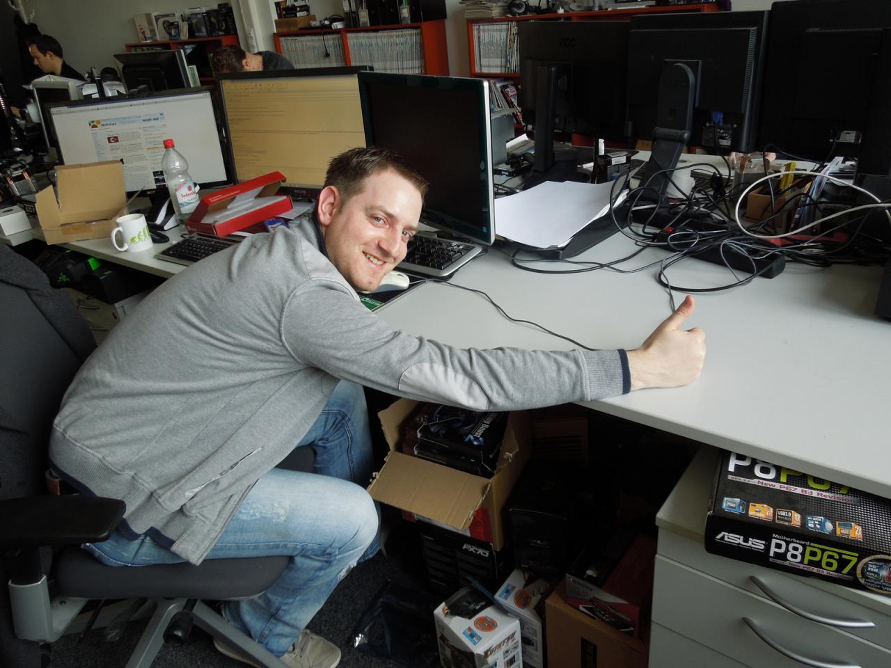 [21/03/2014] Was stimmt in diesem Bild nicht oder anders gefragt, was ist das Außergewöhnliche, was hier zu sehen ist? Richtig: Steinharts Schreibtisch ist aufgeräumt! Da hat der Cool Man aus den Südtiroler Höhen aber mal richtig Tabula Rasa gemacht. Was ihn dazu veranlasste, das hat er natürlich wohlweislich verschwiegen. Trotzdem wollten wir ihnen das visuelle Ergebnis seiner Radikalräumung nicht vorenthalten.