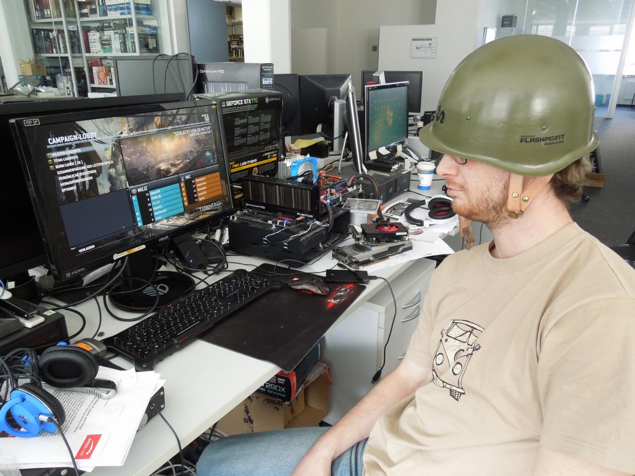 [21/03/2014] Der Audiophil stürzt sich bestens gerüstet in die Titanfall-Gefechte. Allerdings könnte man fast schon meinen, er hätte den Helm nur deshalb aufgesetzt damit es nicht so auffällt, dass er bei Warten auf den Match-Start mal eben ein Nickerchen macht. 