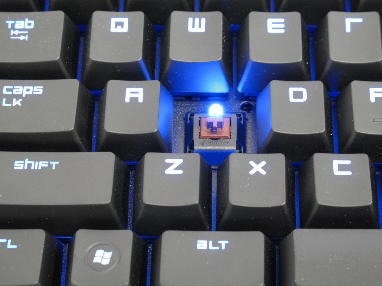 Razer Black Widow Ultimate 2014 Stealth Edition: Die Neuauflage des mechanischen Leisetreters mit orangenen Razer-Schaltern im Test
