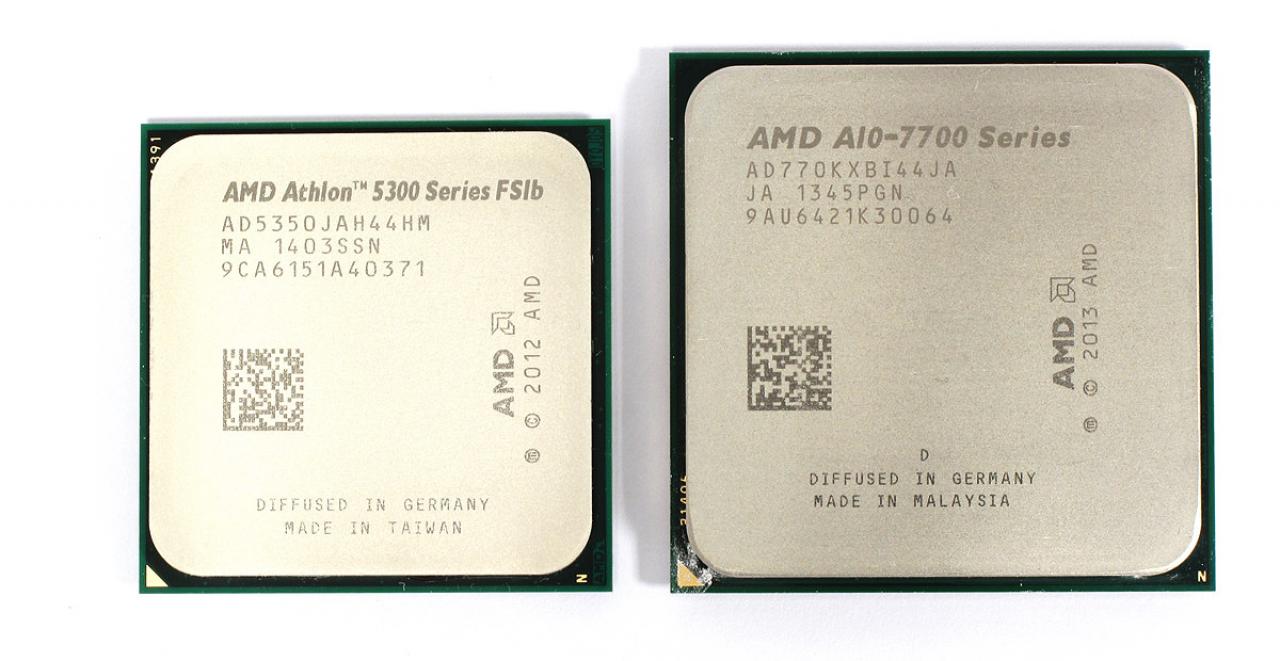 [09/04/2014] Der Athlon 2350 (links) kommt mit einem wesentlich kleineren Substrat und damit Grundfläche auf dem Mainboard aus als beispielsweise die Kaveri-APU A10-7700K (rechts)