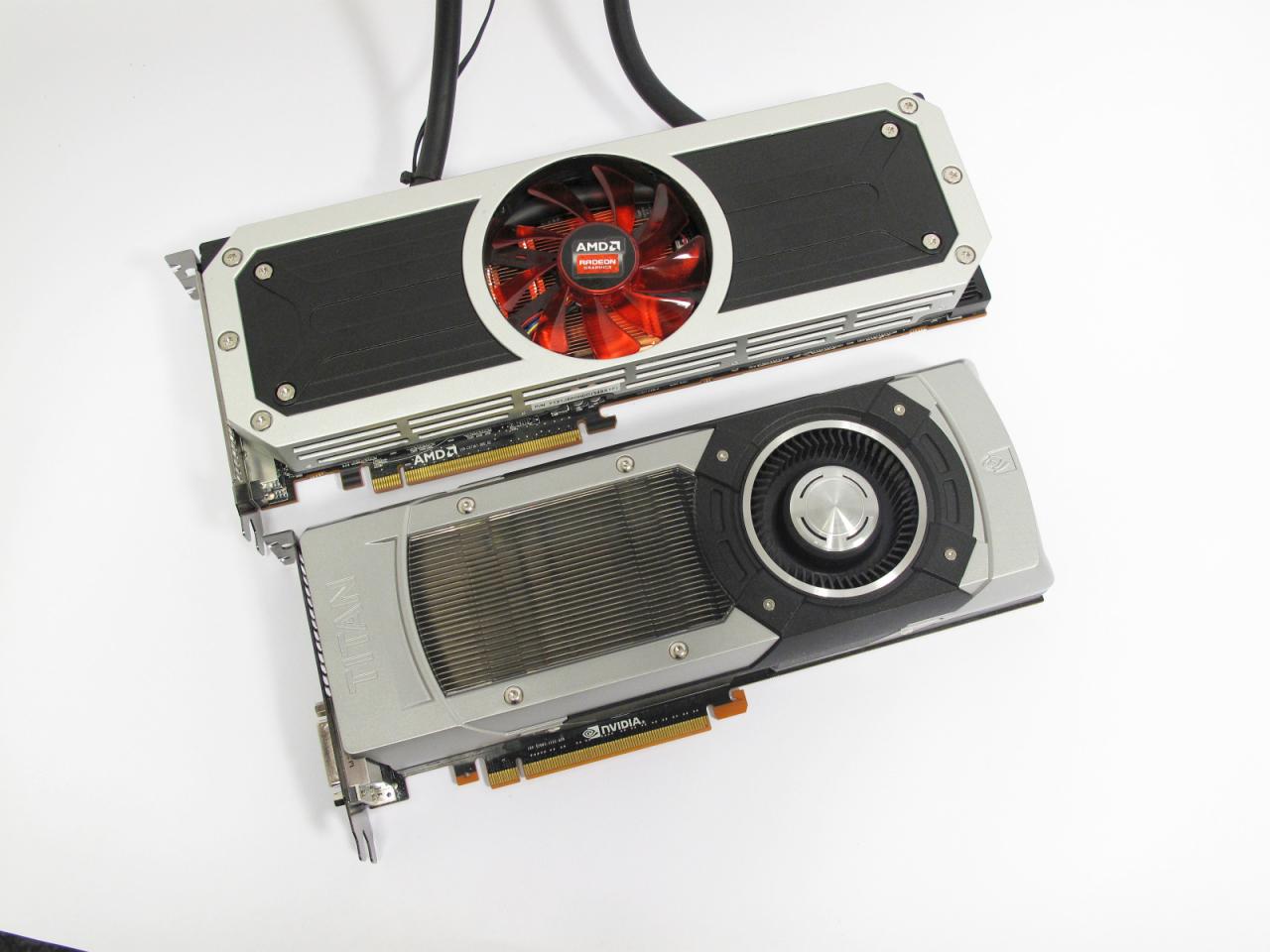 [08/04/2014] AMD Radeon R9 295 X2 neben einer GTX Titan