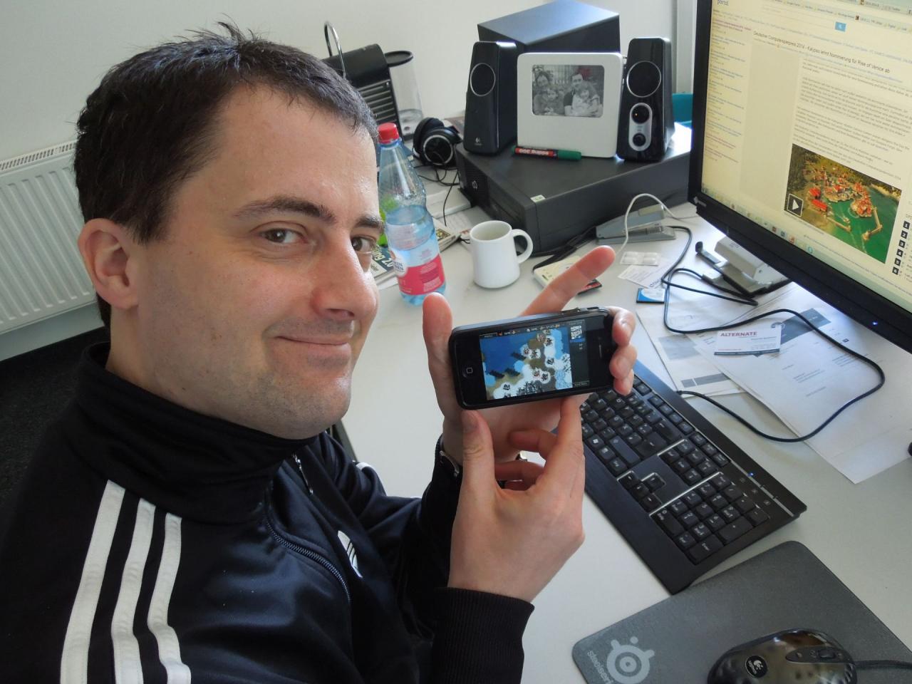 [17/04/2014] In einem unaufmerksamen Moment erwischen wir unseren Chef beim Spielen - wobei das hier bei uns aber fast dasselbe wie Arbeiten ist. Der Grund für diesen Moment der Schwäche ist sein Lieblingsspiel Battle of Wesnoth, welches nun auch auf den Apple'schen Geräten mit kleinem Touchscreen funktioniert.