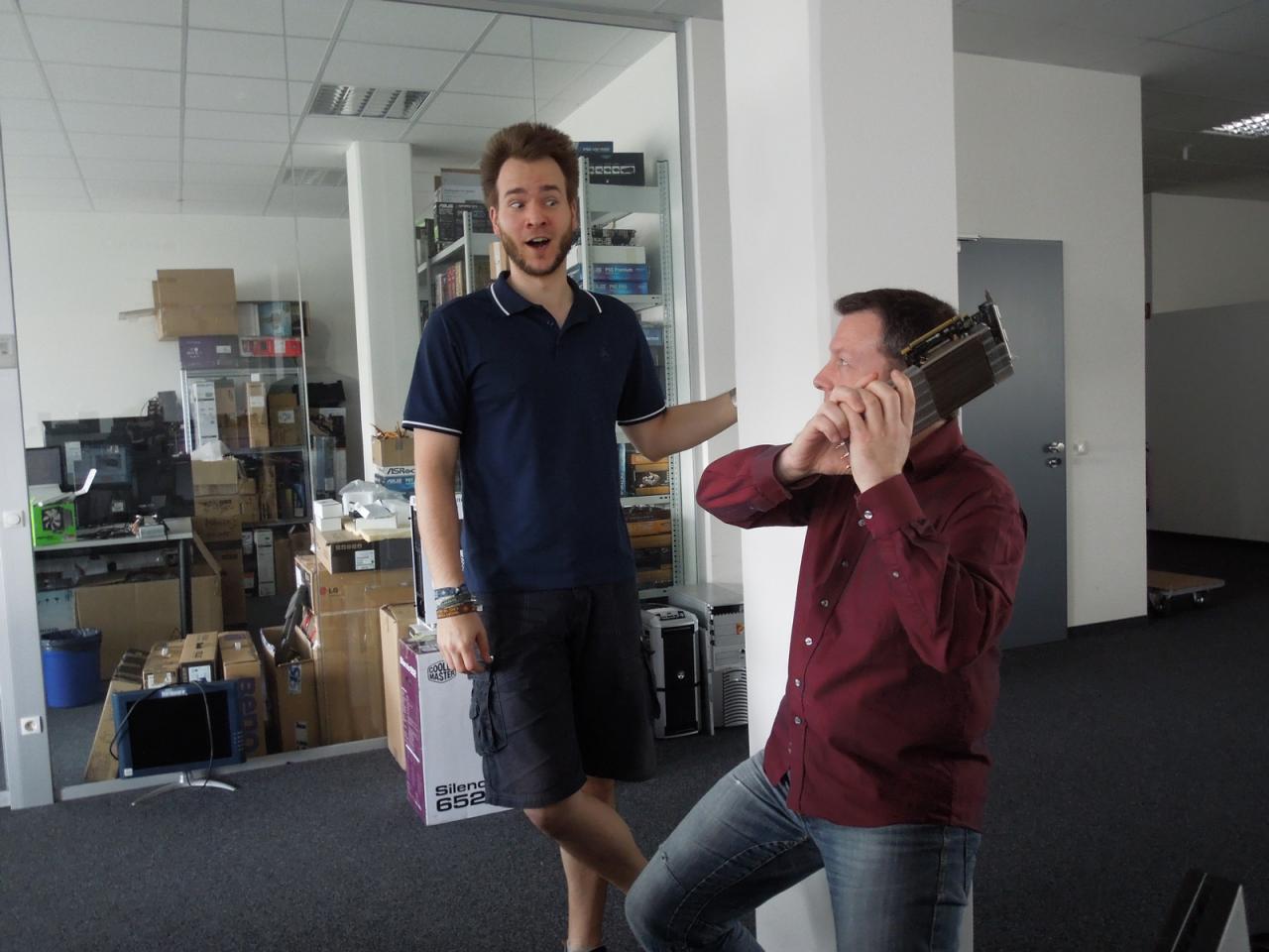 [04/04/2014] 7.4.2014: Ja, manchmal gibt es auch Diskrepanzen zwischen den besten Kollegen. Obwohl wir nicht genau wissen, was Herrn Doktor Spille dazu trieb, unseren Downsampling-Guru mit einer 0-Sone-Grafikkarte (GTX 750 Ti mit Accelero-Xtreme-III-Kühler ohne Lüfter) ein wenig 