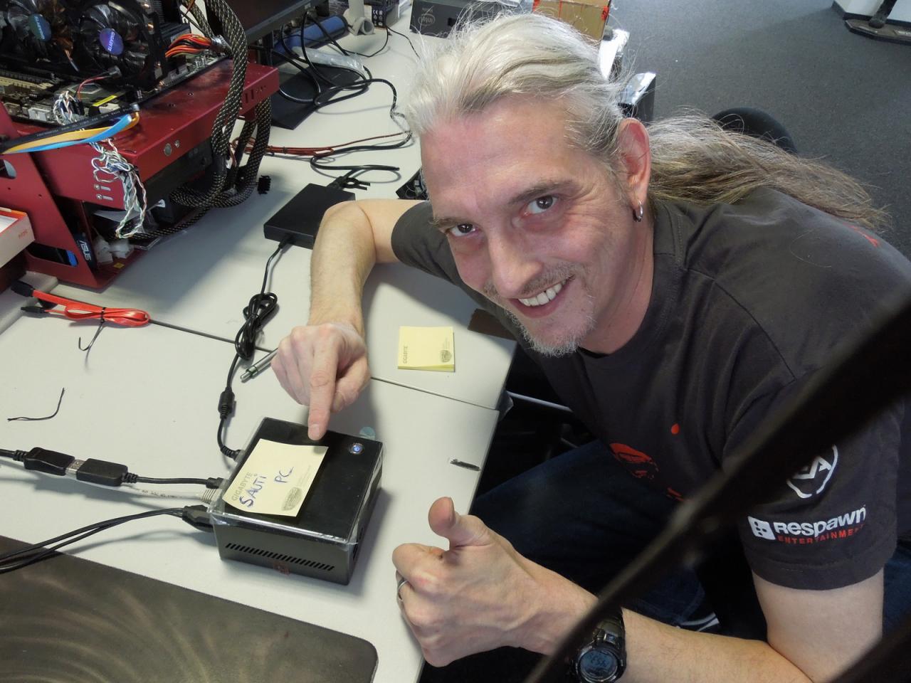 [04/04/2014] Wenn unser Spieleonkel besonders kleine PCs testet, kann man davon ausgehen, dass vom Arbeitsplatz schräg gegenüber des Öfteren spontane 
