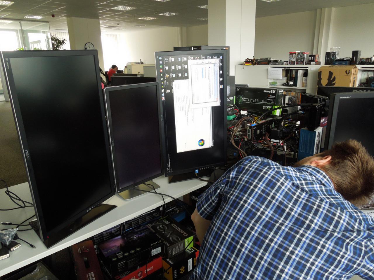 [11/04/2014] Das hat unser Kantenglättung-Experte bei der ganz Prahlerei mit vier GPUs und drei gedrehten Riesenmonitoren wohl nicht bedacht: Solange die Bildschirme noch nicht eingerichtet sind, befindet sich alles, was dargestellt wird, noch um 90 Grad in die falsche Richtung gedreht. Aber wie Sie selbst sehen hat der pfiffige Vötter auch hier schnell Abhilfe geschaffen. Da wird sich halt ein wenig verrenkt und dann passt die Brilln.