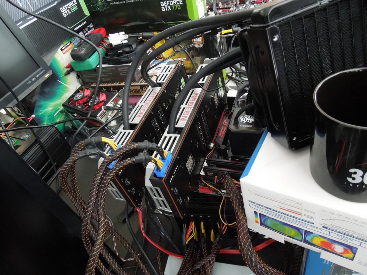 [11/04/2014] Obwohl Multi-GPU-Lösungen immer viel Arbeit bedeuten und, so lehrt uns der Redaktionsalltag, bei Weitem nicht unproblematisch sind, hat sich der Grafik-Guru Raff dann ganz heimlich doch gefreut, die beiden Radeon R9 295 X2 in sein Testsystem einbauen zu dürfen (behaupten wir). Als kleinen Scherz oder, wie er sagt als Suchbild für Fans, hat er natürlich auch wieder etwas im Bild versteckt, was zweifelsfrei auf ihn hindeutet.
