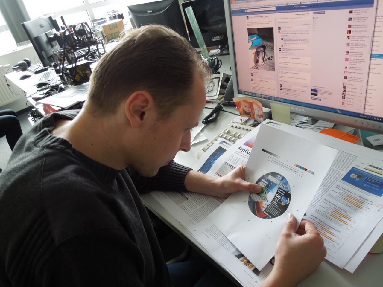 [11/04/2014] Don Alberto widmet sich wieder ganz der Organisation. Das tut auch Not, denn nächste Woche ist die rechte und linke Hand des Meisters im Urlaub. Da muss nicht nur der Bedruck für die Heft-DVD (u.a. mit Vollversion Ridge Racer Unbounded und 145 Open-Source-Spiele) auf Vollständigkeit und Richtigkeit überprüft werden. Herr Doktor Albert muss auch noch gezielt die Aufgaben für die Kollegen während seiner Abwesenheit verteilen.