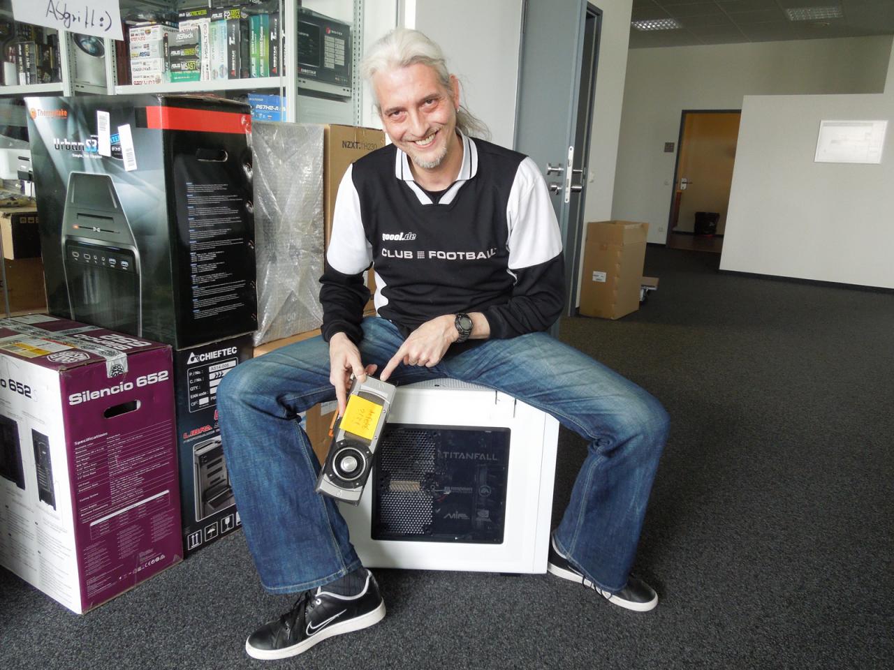 [11/04/2014] 13.4.2014: Zum Schluss noch eine Art Bilderrätsel von unserem Redaktionsältesten - neben Layouter Hans Strobelix ;-): Unser Spieleonkel sitzt auf den Mifcom-Titanfall-PC, den er getestet hat, und hält eine GTX Titan in der Hand, die laut des gelben Zettelchens kaputt ist. Was aber ist dem Render-Titan passiert, ist er etwa runtergefallen? Wenn dem so wäre, dann bekäme der Begriff 