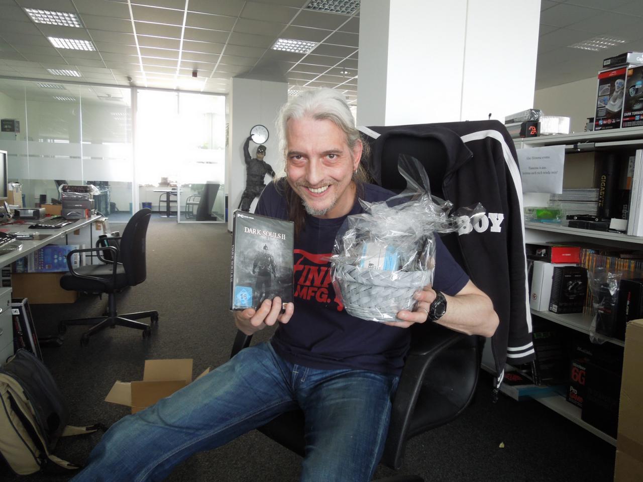 [25/04/2014] Obwohl dieser Ostergruß, der zusammen mit einer Dark-Souls-2-Version bei uns ankam, zu spät eintraf, ist der Empfänger dankbar für die dunkle Schokolade im Präsentkörbchen. Das ist auf jeden Fall die ideale Nervennahrung beim Zocken des knallharten und schon brutalen RPGs. Da Herr Stöwer aber eher ein 