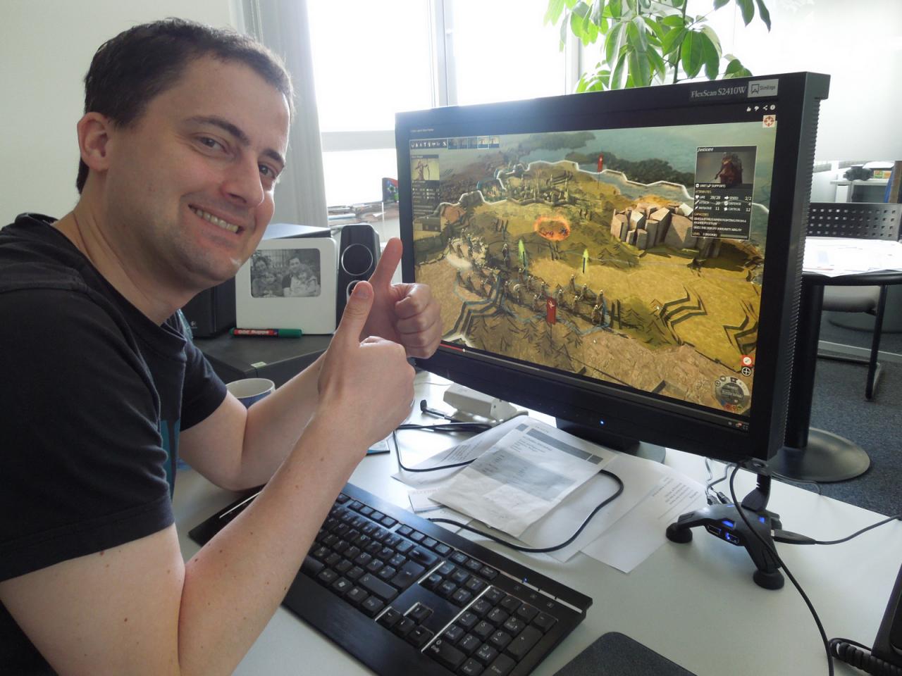 [25/04/2014] Thilo plant schon wieder den nächsten Hex-Strategie-Streich, sprich, er hat einen neuen Titel des Genres entdeckt, den er auf jeden Fall spielen wird, wenn er denn erscheint. Aktuell muss sich Cheffe allerdings noch mit einem Video der Previev-Variante zufrieden geben. Die scheint ihm aber schon so gut zu gefallen, dass sein Frau und Kinder schon wieder befürchten müssen, dass sie den Hex-Meister dann nur noch wenig zu Gesicht bekommen.