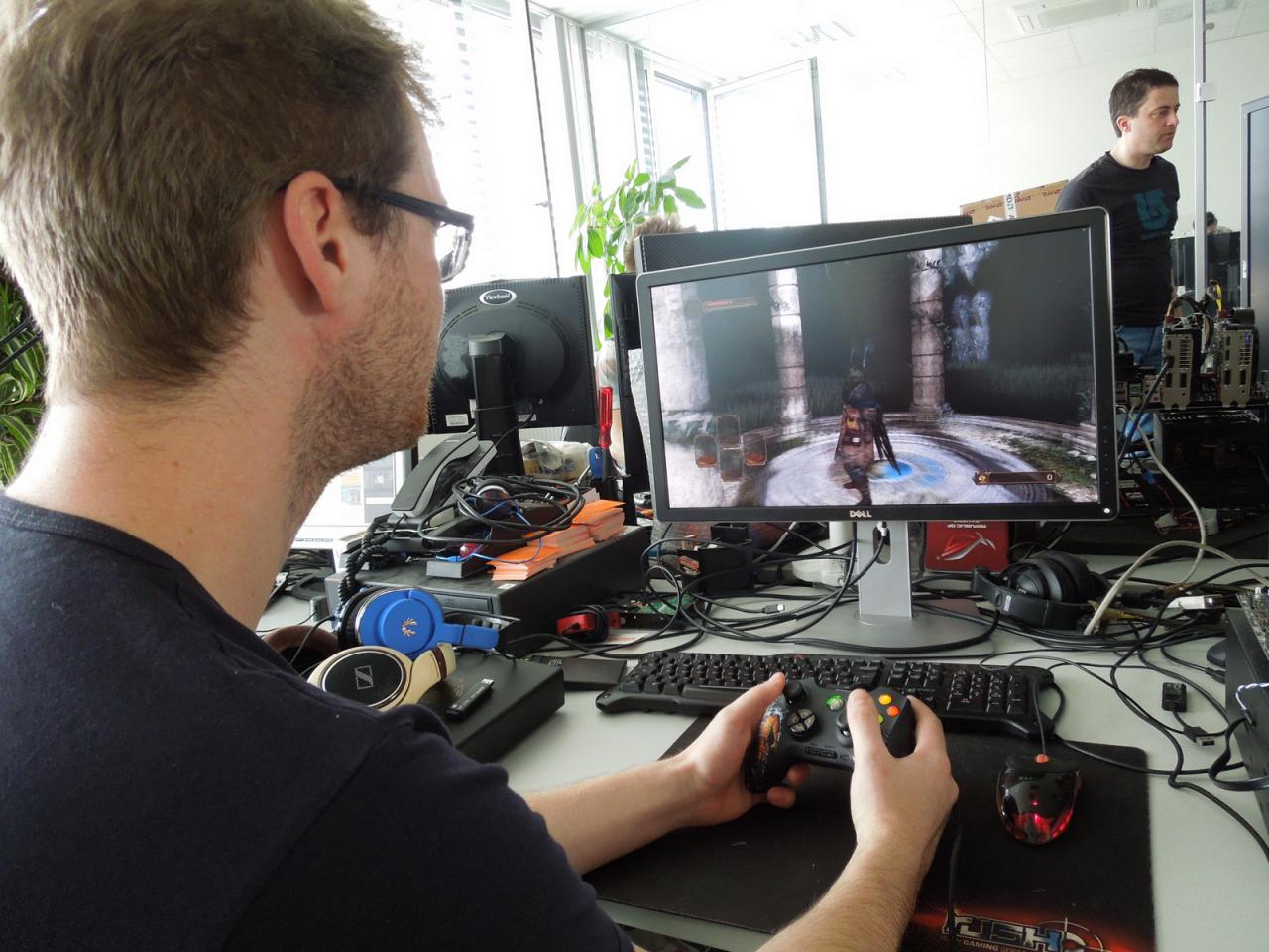 [25/04/2014] Am PC Dark Souls 2 spielen, aber einen Xbox-360-Controller nutzen: Also Herr Reuther, das geht aber mal überhaupt nicht. Allerdings hat der Spieleonkel dem Volo mit dem exzellenten Gehörgang die Steuerhilfe nicht ohne Grund in die Hand gedrückt. Zum einen echauffierte sich der Audio-Phil lautstark über die konsolige Optik des Titels. Zum anderen verstummten dann endlich die Flüche über die vermurkste Steuerung.