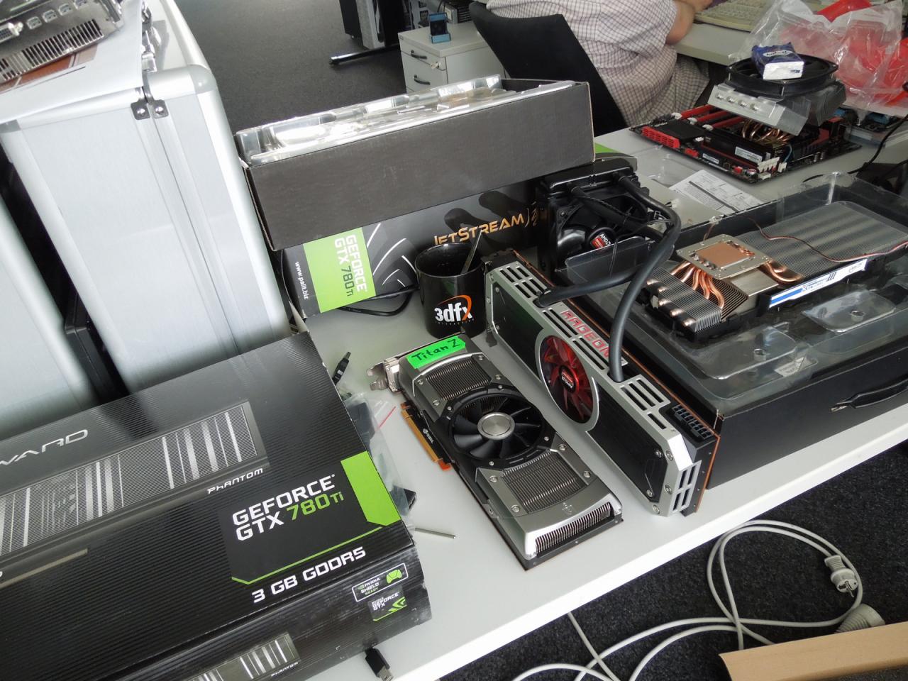 [25/04/2014] Eine echte GTX Titan Z stand uns zu dem Zeitpunkt, an dem diese Zeilen geschrieben wurden, zwar noch nicht zu Verfügung. Doch um die Online-Gerüchteküche kräftig anzuheizen hat unser Grafik-Gott Raff einen Prototypen ausgegraben, den wir Ihnen nicht vorenthalten wollen. Ob Raff dem möglichen Fake mit seiner 3Dfx-Tasse den Anstrich von Wahrheit geben will, das ist natürlich genauso geheim wie dieses Bild.