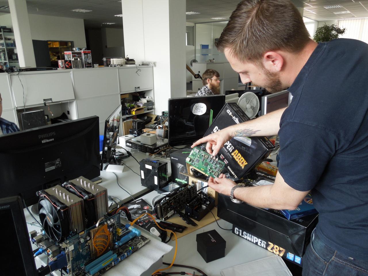[25/04/2014] Tom, der mittlerweile das nach jeder Produktion wiederkehrende Aufräum-Ritual verinnerlicht hat, ist auf ein sonderbares und antiquiertes Stück Hardware gestoßen, das nicht oft zum Einsatz kommt. Sie können ja per Kommentar mit raten, worum es sich handelt. Und wenn das jetzt eigentlich nicht hier hin gehört: Da es um Herrn Loskes Club aktuell auch nicht zu besten steht, drücken Sie doch auch die Daumen, dass die Nürnberger nicht absteigen.
