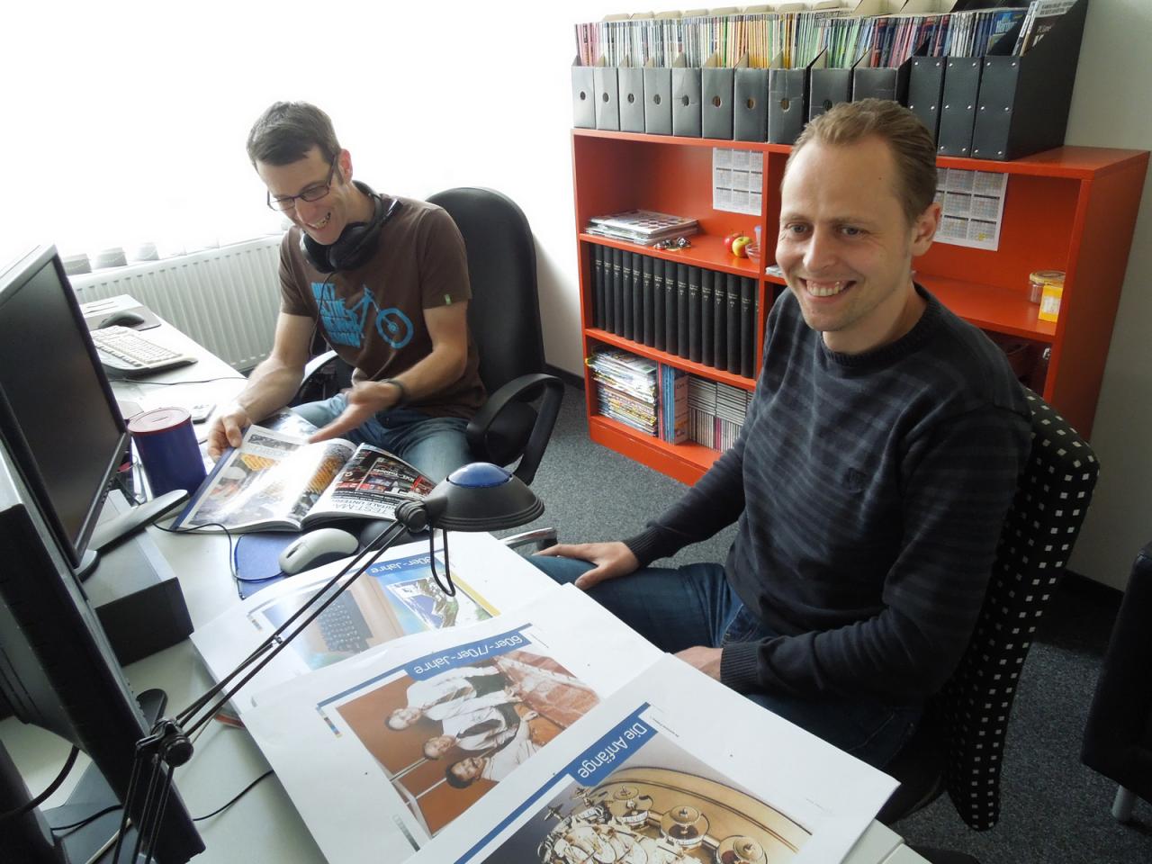 [30/04/2014] Warum sitzt denn unser sonst immer bei organisatorischen Arbeiten inmitten der Redakteure zu findende Marco auf einmal in der Layout-Ecke? Haben wir es etwa geschafft, Don Alberto zum Wahnsinn respektive zum Wechsel seines Aufgabenbereiches zu treiben? Keine Bange, Doktor Albert hält auch weiterhin seine leitende Hand über uns Redakteure und ist hier nur in die Produktion eines noch geheimen Bookazines eingespannt.
