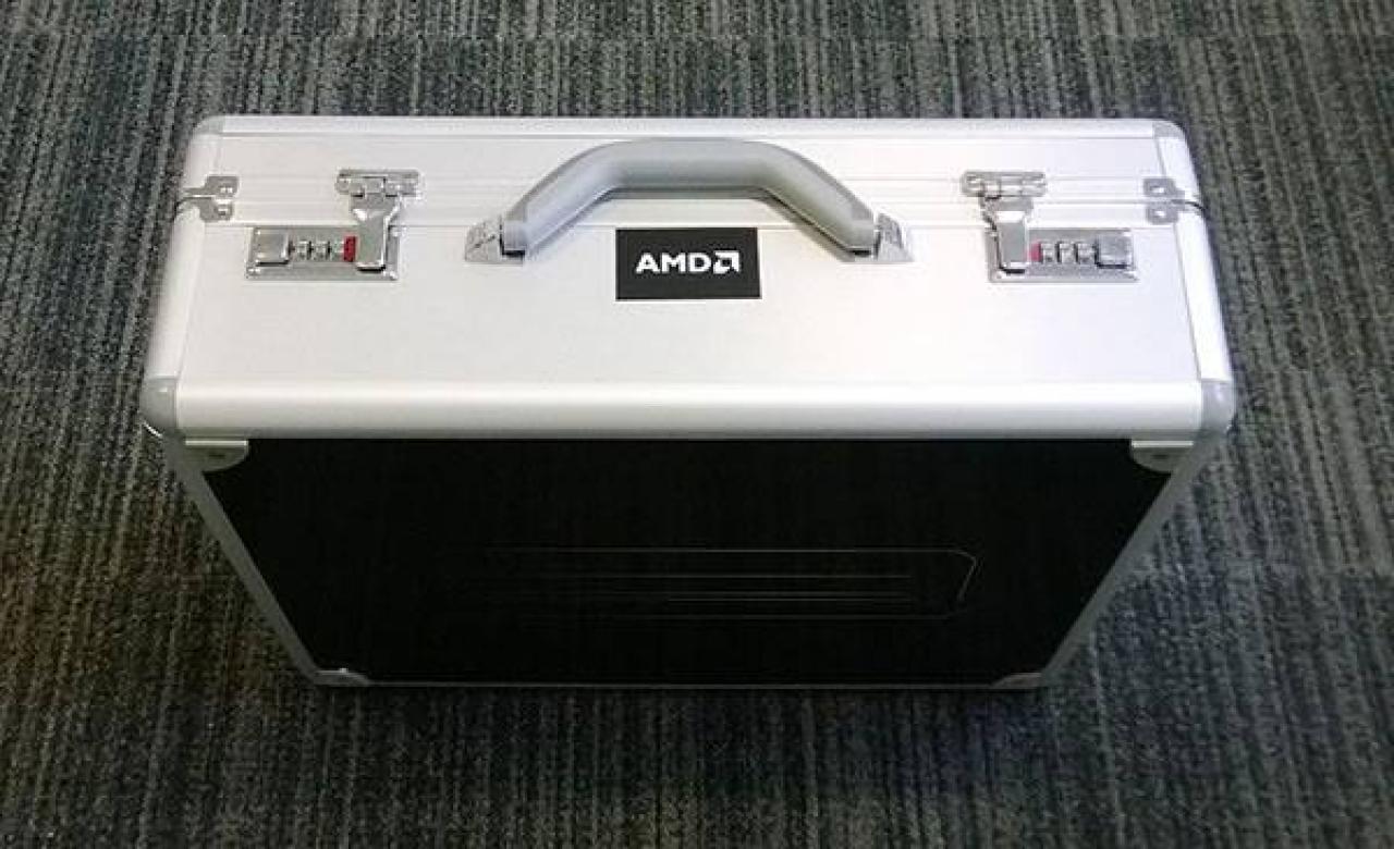 [01/04/2014] Radeon R9 295 X2: Koffer (Quelle: Hexus-Facebook)