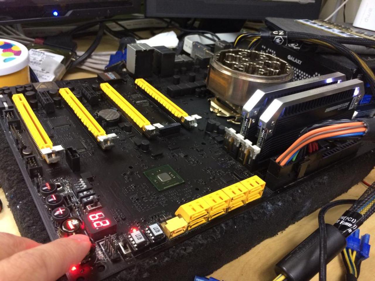 [22/05/2014] Passivkühler in Fischform, ein gigantischer Radiator und lackierte Hardware - die verrückte Welt von Chi-Kui Lam (12)