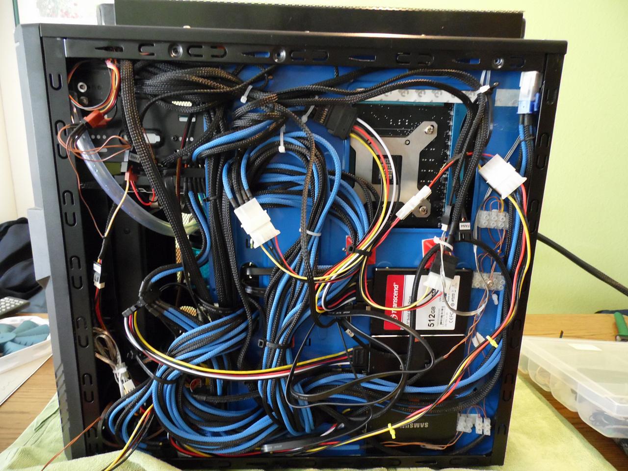 [30/05/2014] Systeme mit hinter dem Mainboardträger versteckten Kabeln wirken deutlich aufgeräumter. Wenn man die Seitenwand über dem Kabelchaos noch schließen kann.