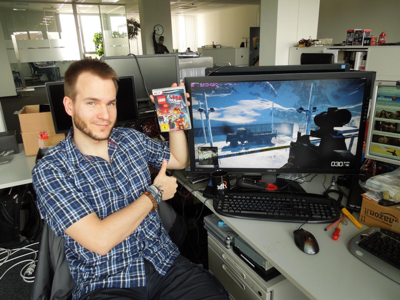 [09/05/2014] Als ehemaliger Zivi hat unser Kantenglättungs-Experte ja schon den Hang zum Pazifismus bewiesen, doch jetzt macht Herr Vötter ernst. Das Spielen am PC will er natürlich nicht aufgeben, doch das virtuelle Töten in Ego-Shootern wie bei Battlefield: Bad Company 2 (siehe Hintergrund) ist ab sofort tabu. Unser Raff spielt jetzt lieber das Lego-Movie-Spiel. Ok, geschossen und zerstört wird auch da. Aber kindgerecht, mit viel Phantasie und ohne 