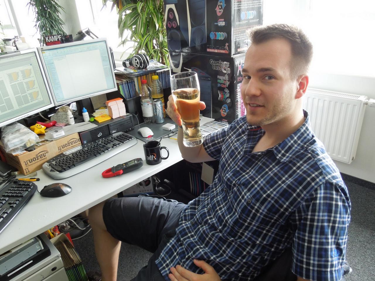 [09/05/2014] Normalerweise kredenzt sich unser Downsampling-Experte, der übrigens das lange Wochenende für einen Friseurbesuch genutzt hat, ja literweise Kaffee oder Energy-Drinks. Was er da in seinem Weizenbierglas hat, sieht weder alkoholisch noch aufputschend aus, sondern eher, man verzeihe uns diese Anspielung, schon etwas ungewöhnlich. Und da Raff nicht verraten wollte, was genau er da konsumiert, sind unsere Spekulationen durchaus berechtigt.