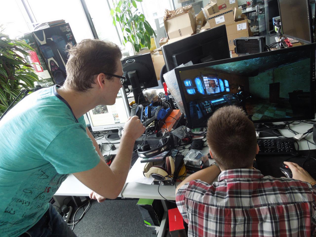 [09/05/2014] Diese beiden Herren im Bild geben sich nur mit dem Besten zufrieden - im diesem Fall nur mit extrem hochaufgelöster Optik. Das Spiel im Hintergrund - Fans erkennen es sofort - wird nämlich in 16K-Auflösung (!) dargestellt. In genauen Zahlen sind das 144 Mio. Pixel pro Bild. Und wenn der Volo mit dem edlen Gehörgang jetzt versucht, jedes Pixel einzeln zu zählen, wird er wohl ein paar Überstunden schieben - unbezahlte selbstverständlich!