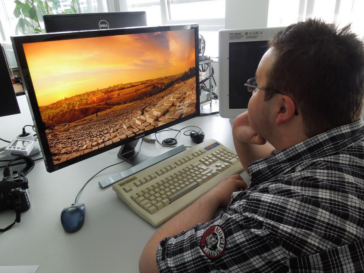 [09/05/2014] Da hat es sich unser Prakti Christian im Testlabor gemütlich gemacht, um erst einmal schön ein Filmchen zu schauen. Zugegeben könnte hier schon der Eindruck entstehen, PCGH-Praktis haben ein laues Leben. Denkste, der Herr schaut hier dienstlich bewegte Bilder auf einem Monitor mit 4K-Auflösung und damit er auch genau hinschaut, darf er noch eine Inhaltsangabe zu den Filmschnipseln schreiben, hehe.