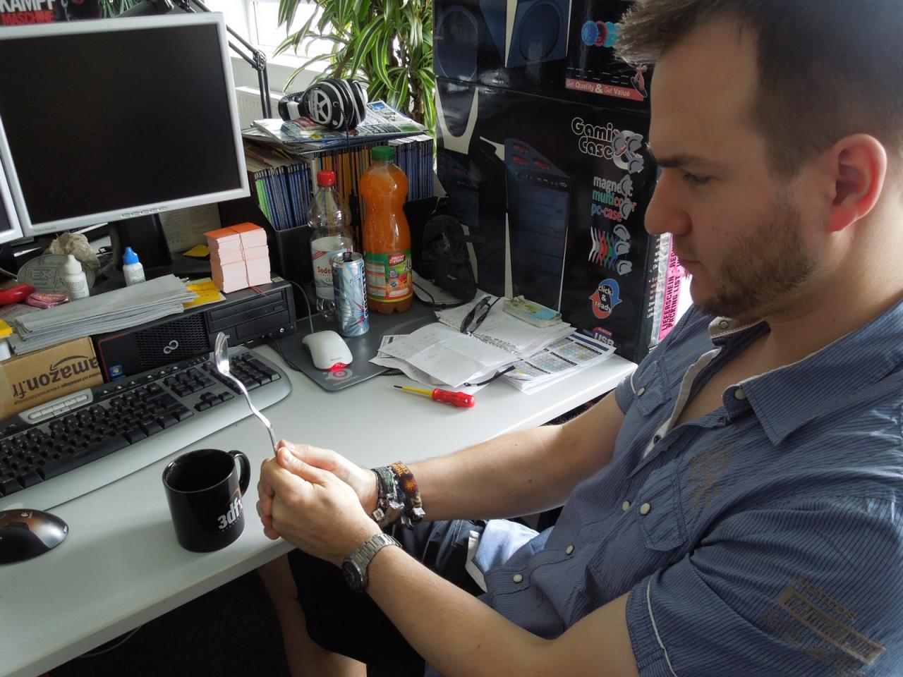 [16/05/2014] Raffs 3Dfx-Tasse scheint eine magische Wirkung zu haben und alle liquiden Inhalte in Zaubertrank umzuwandeln. Wie sonst hätte der Grafik-Guru in allerbester Uri-Geller-Manier einen Kaffeelöffel mit reiner Gedankenkraft verbiegen können? Vielleicht steckt auch der PCGH-Mentalist Philipp Reuther dahinter. Der sieht dem Hauptcharakter der Mentalist-Serie nämlich sehr ähnlich - zumal sich auch Herr Geller gerne als Mentalist bezeichnet.