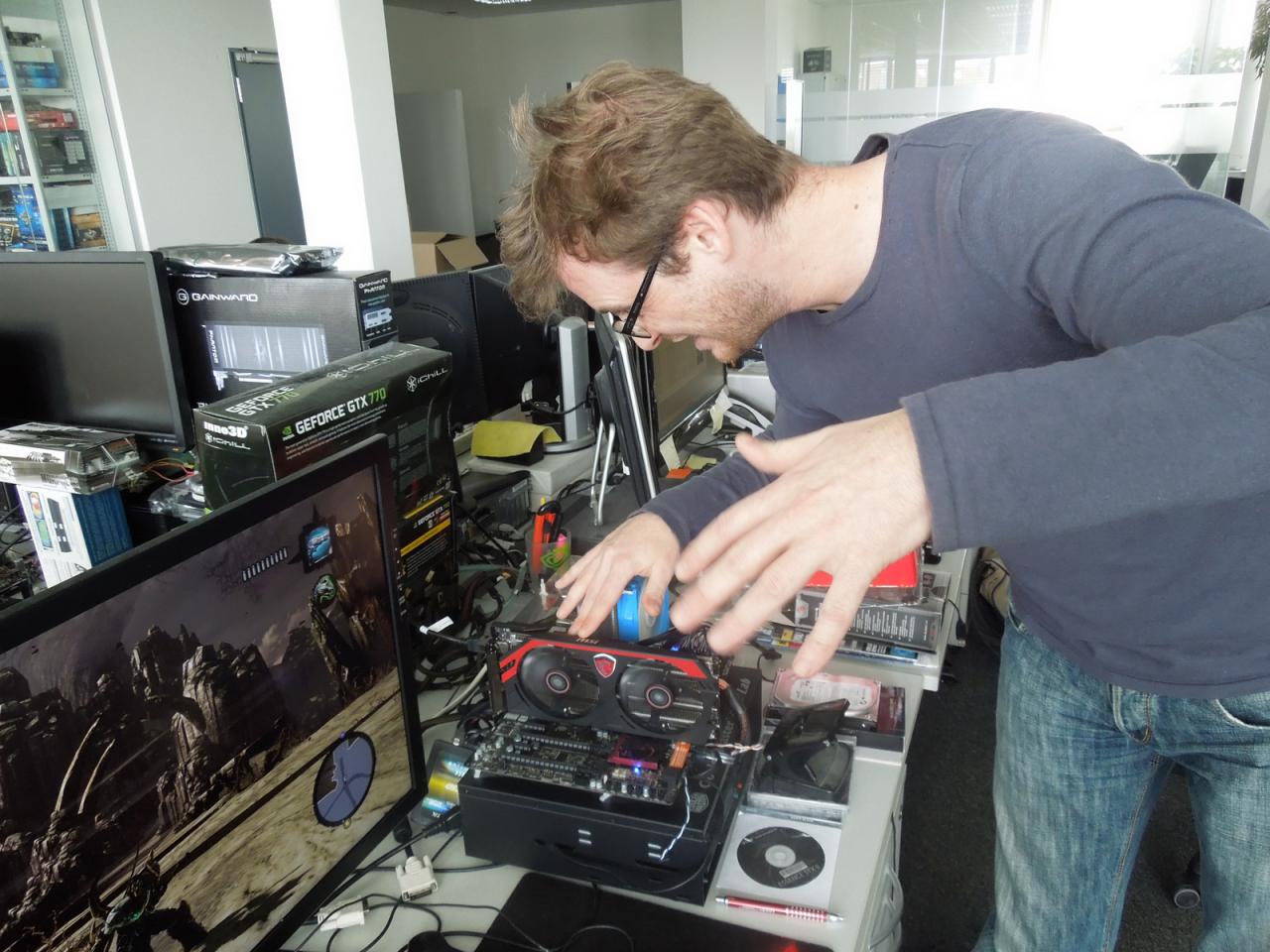 [16/05/2014] 18.5.2014: Wir haben ja schon mehrmals berichtet, dass unserem Audio-Phil beim Benchmarken, Testen und Hardware Ein- und Ausbauen immer die tollsten Dinge passieren, die er für seine Tischnachbarn mit 