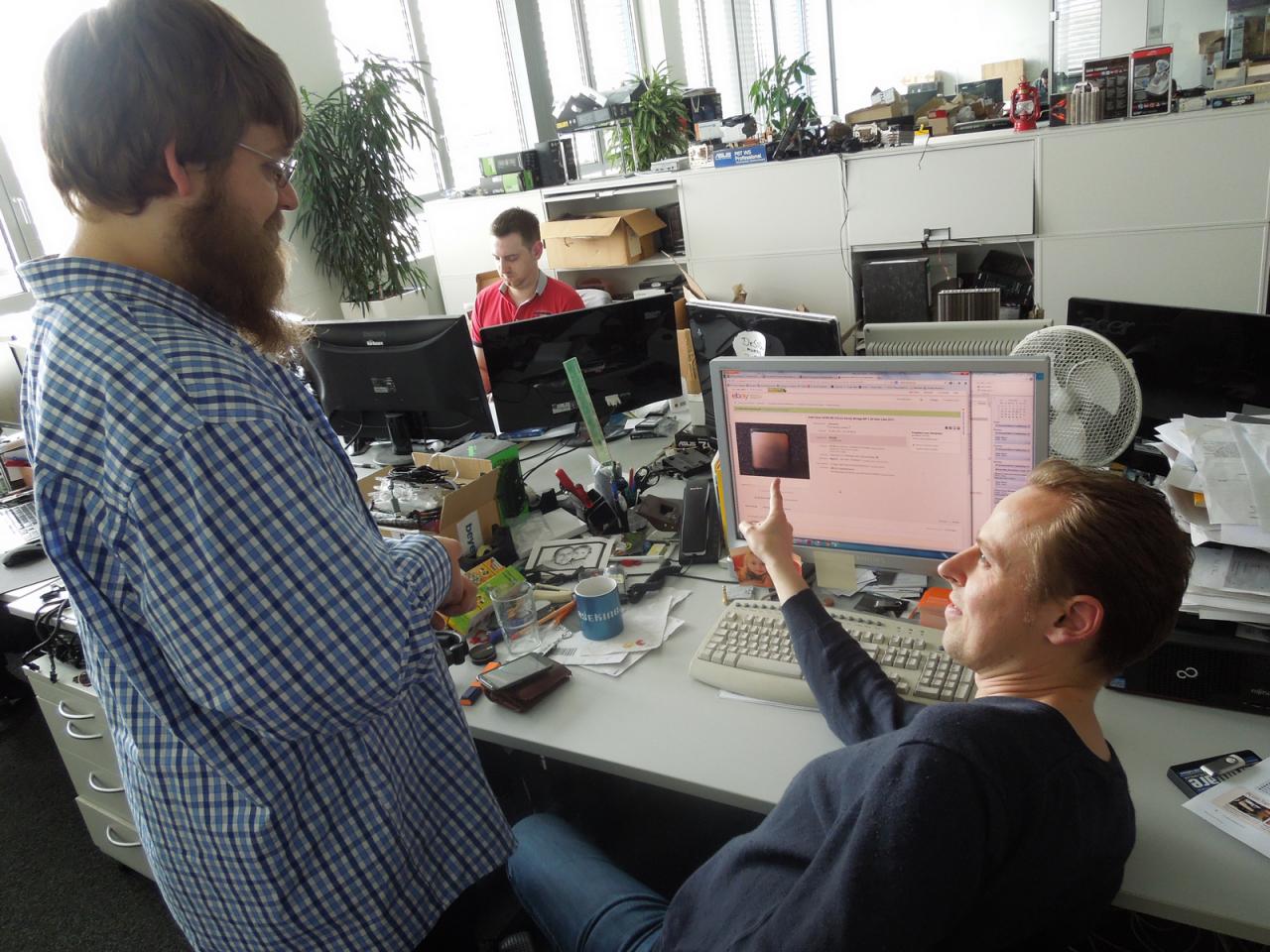 [16/05/2014] 18.5.2014: Böse Zungen könnten kolportieren, dass Don Alberto unserem bärtigen Forumsboss hier ganz stolz zeigt wie viel Euros die Leute schon für eine CPU geboten haben, die er sich, sagen wir mal organisiert hat. Das stimmt natürlich überhaupt nicht, denn die beiden planen einen Artikelvorschlag unserer Community umzusetzen, bei dem es um den Ebay-Hardwarekauf geht. Da ist der Rat des Admins mit dem Rauschbart natürlich gerne gefragt.