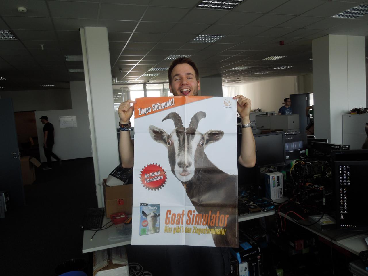 [22/05/2014] Wir hatten ja gedacht das Thema Goat Simulator endlich ad acta legen zu können. Doch in der Abgabewoche ging der Hype um das dämliche Ziegen-Spiel von Neuem los. Nachdem Poster zum Spiel in der Redaktion aufgetaucht sind, frohlockte vor allem unser Grafik-Guru Raff. Der konnte sich erneut, und wie immer eindrucksvoll, als der größte Goat-Simulator-Fan outen und klebte das Poster auch gleich an die Tür des Testlabors ...