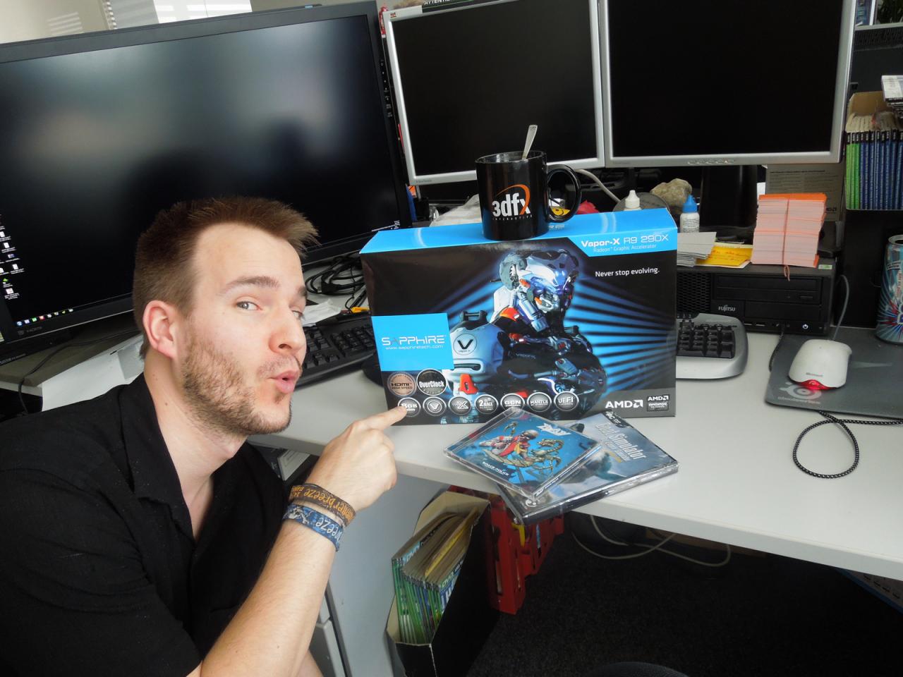 [22/05/2014] Wenn Herr Vötter sein legendäres Oh-Gesicht aufsetzt, dann hat er etwas zu zeigen, das wichtiger ist als seine 3Dfx-Tasse, flimmernde Kanten oder meckernde Ziegen mit Zerstörungswut - die Retail-Version des Goat Simulator sowie den Sound-Nachschub vernachlässigen wir jetzt einmal. Der Downsampling Gott möchte ganz dezent ;-) darauf hinweisen, dass diese R9 290X von Sapphire die einzige Grafikkarte mit 8 GiByte RAM ist.