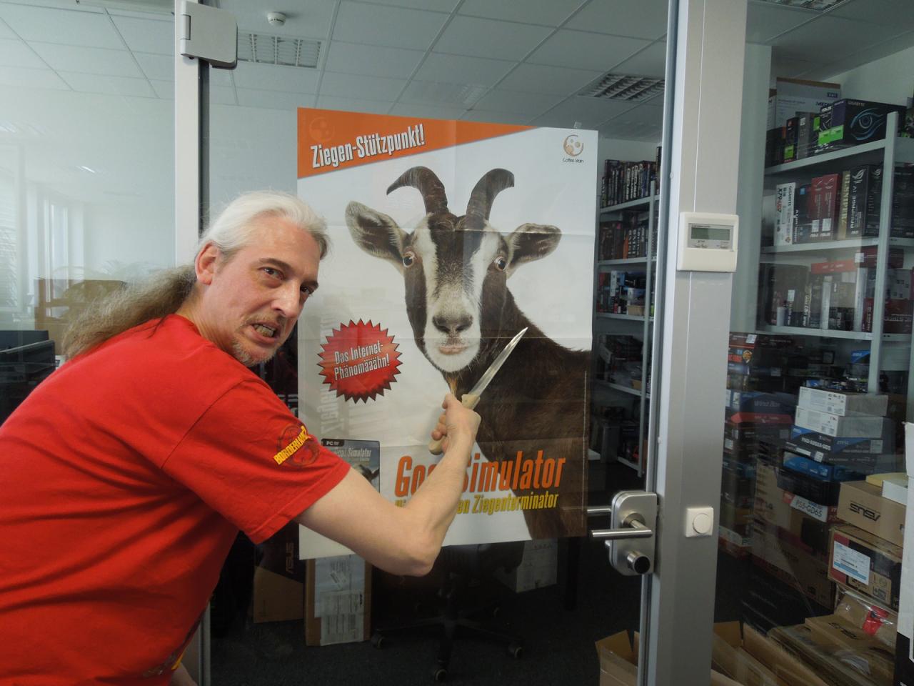 [22/05/2014] Unser Spieleonkel ist wohl der einzige in der Redaktion, dem der Goat Simulator von Anfang an am Ar... vorbei gegangen ist. Als dann Raff das Plakat zum Spiel noch an die Testlabortür geklebt hat, wurde es unserer ergrauten Eminenz zu bunt. Ok, einfach das Plakat wieder abzureißen ist nicht der optimale Ausdruck von Opposition. Also nutzt er es lieber, um in einer gestellten Szene zum Ausdruck zu bringen, was er von dem ganzen Unsinn hält.