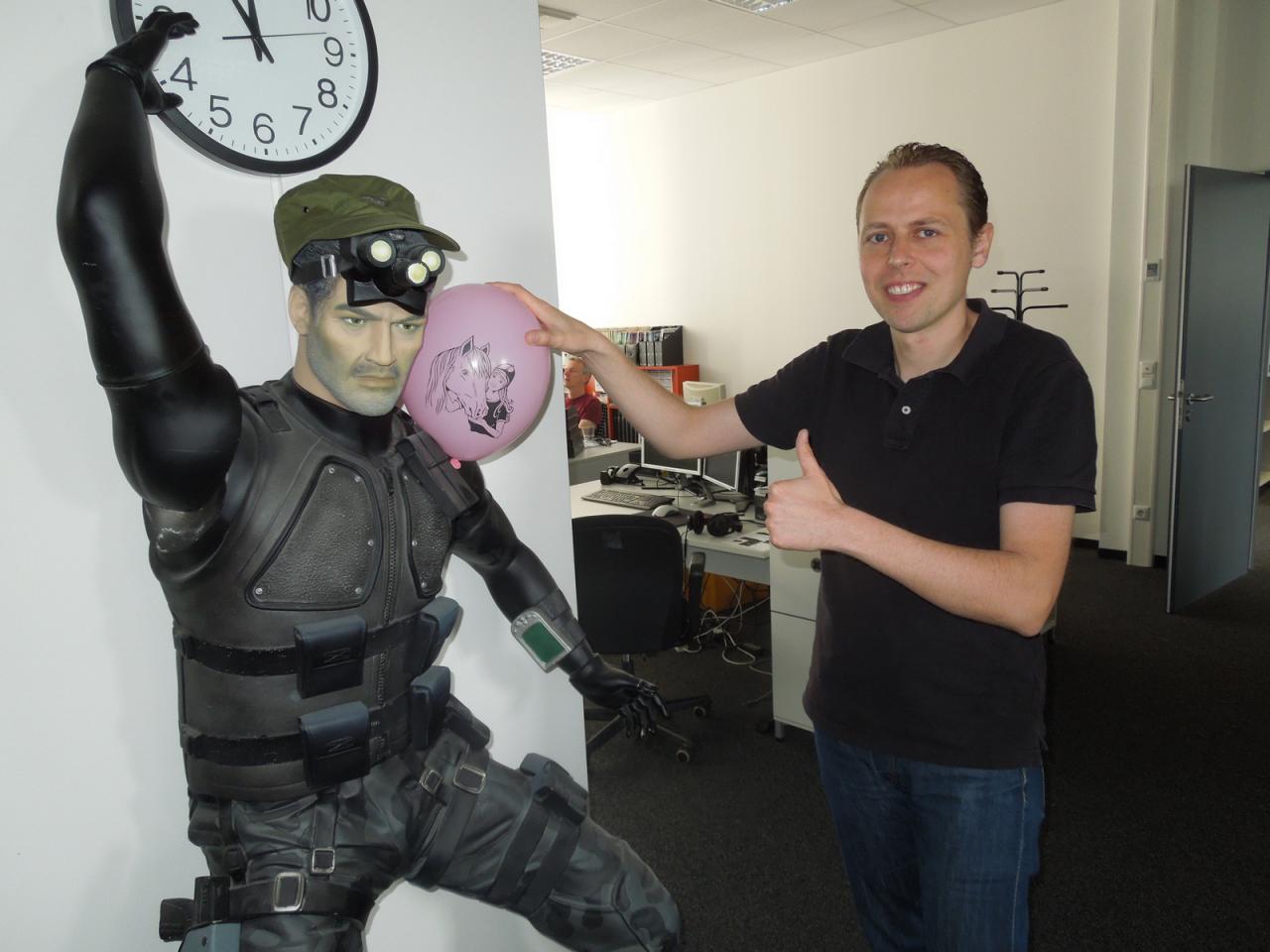 [22/05/2014] Don Alberto ist nicht nur Organisationskünstler und knallharter Full-HD-LCD-Tester. Er macht auch als Papa eines Sohnes und einer Tochter eine gute Figur. Er denkt sogar bei der Arbeit an die Kleinen und hat sich diesen schönen rosa Luftballon, der durch die Redaktion flog, für den Nachwuchs gesichert. Und damit weder der Spieleonkel noch der Meister das Teil für ihre Kinder beanspruchen, muss Herr Fisher das Präsent gut bewachen.