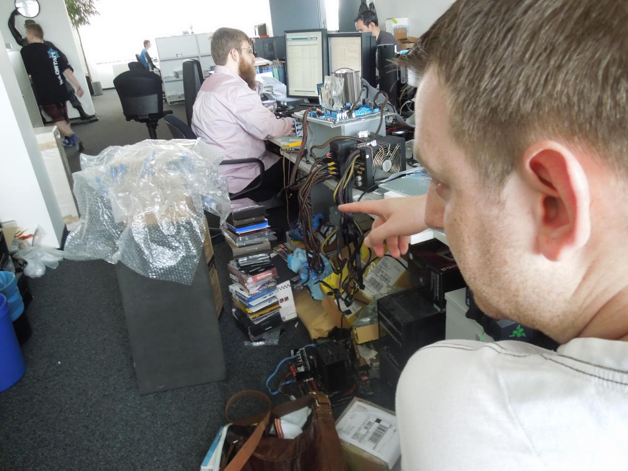 [22/05/2014] Letzte Woche haben wir unseren Steinhart noch wegen der Unordnung auf seinem Schreibtisch gescholten und in der Regel war er auch immer beteiligt, wenn mal wieder ein Hardware-Turm gesichtet wurde. Jetzt aber kann der Redakteursimport endlich mal kontern, denn er hat gleich zwei Hardware-Stapel entdeckt, mit denen er nichts zu tun hat. Trotzdem bleibt Herr Staudacher diplomatisch und zeigt nicht direkt auf den bärtigen Baumeister.
