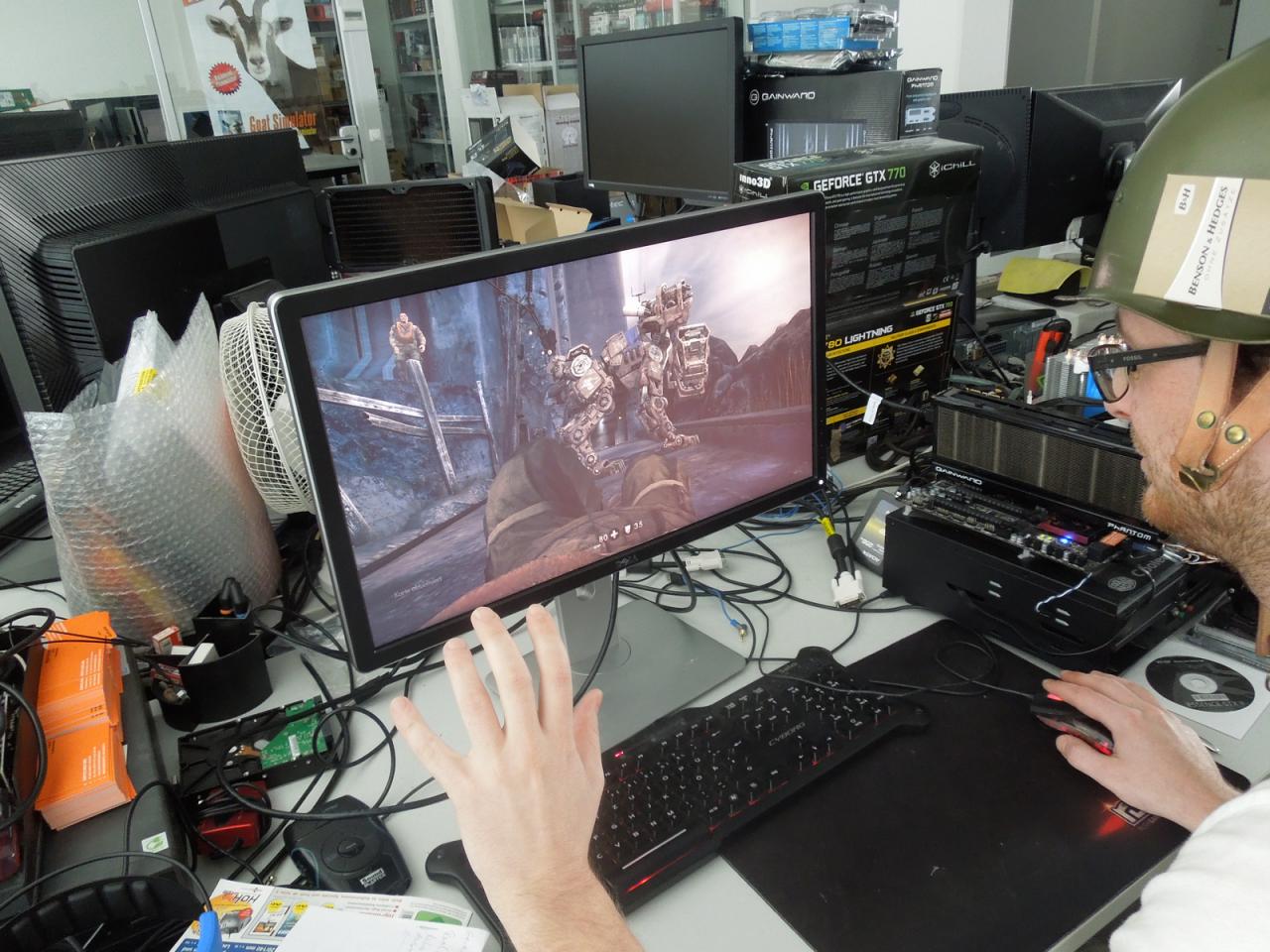 [22/05/2014] Dass der Audio-Phil zur Panzerhund-Spezies ein ganz besonderes Verhältnis hat, haben wir ihm ja schon unterstellt. Jetzt, wo Wolfenstein: The New Order erhältlich ist, ging der audiophile Volo erst einmal auf die Suche nach dem sonderbaren, aber zumindest in der Pixelwelt sehr gefährlichen Vieh. Und neben vielen Flüchen über die technischen Bugs des Titels, jagte ihm das kampflustige Tier beim ersten Treffen einen gehörigen Schreck ein.
