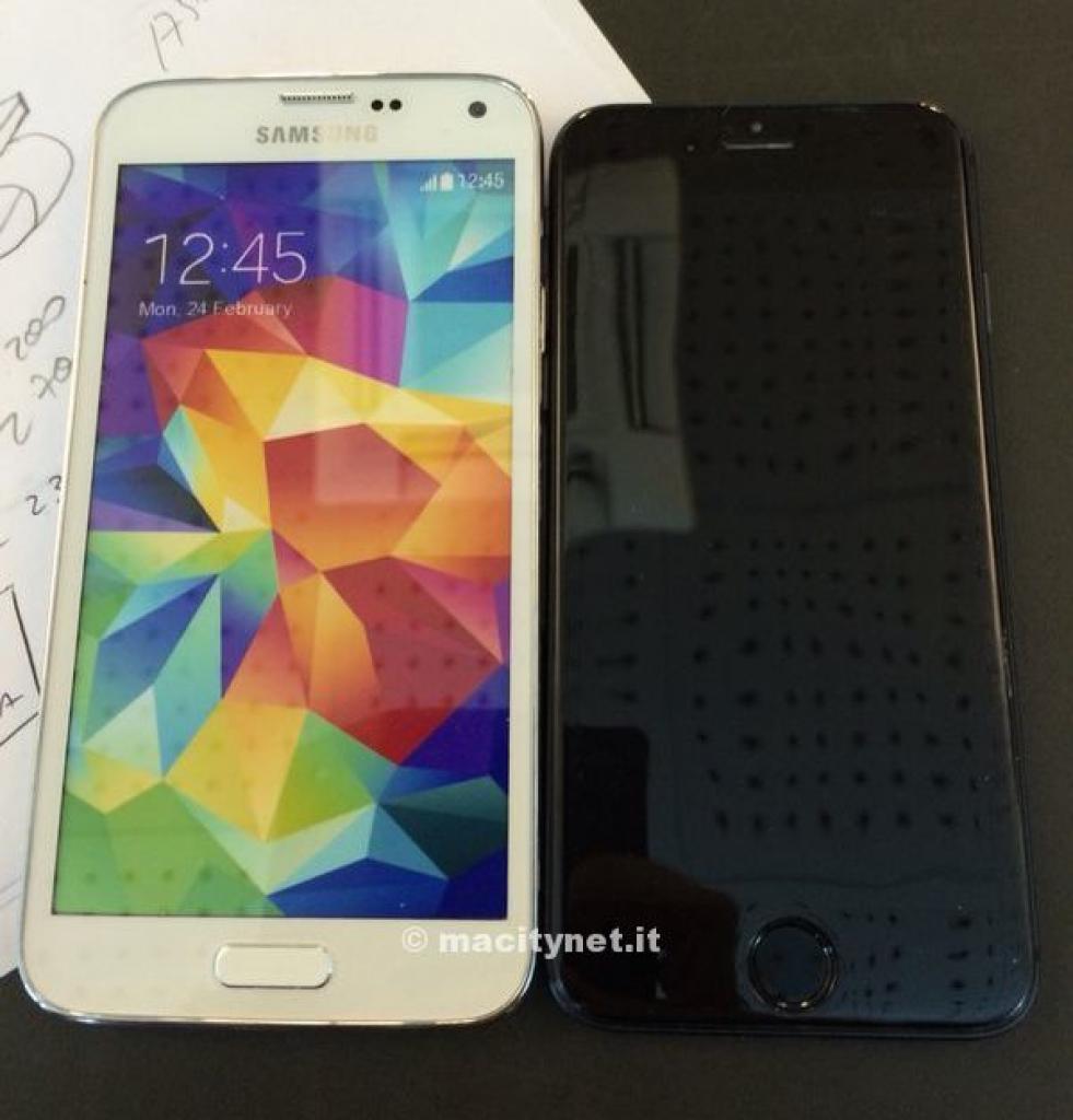 [04/05/2014] Ein Samsung Galaxy S5 neben einem angeblichen Muster des iPhone 6.