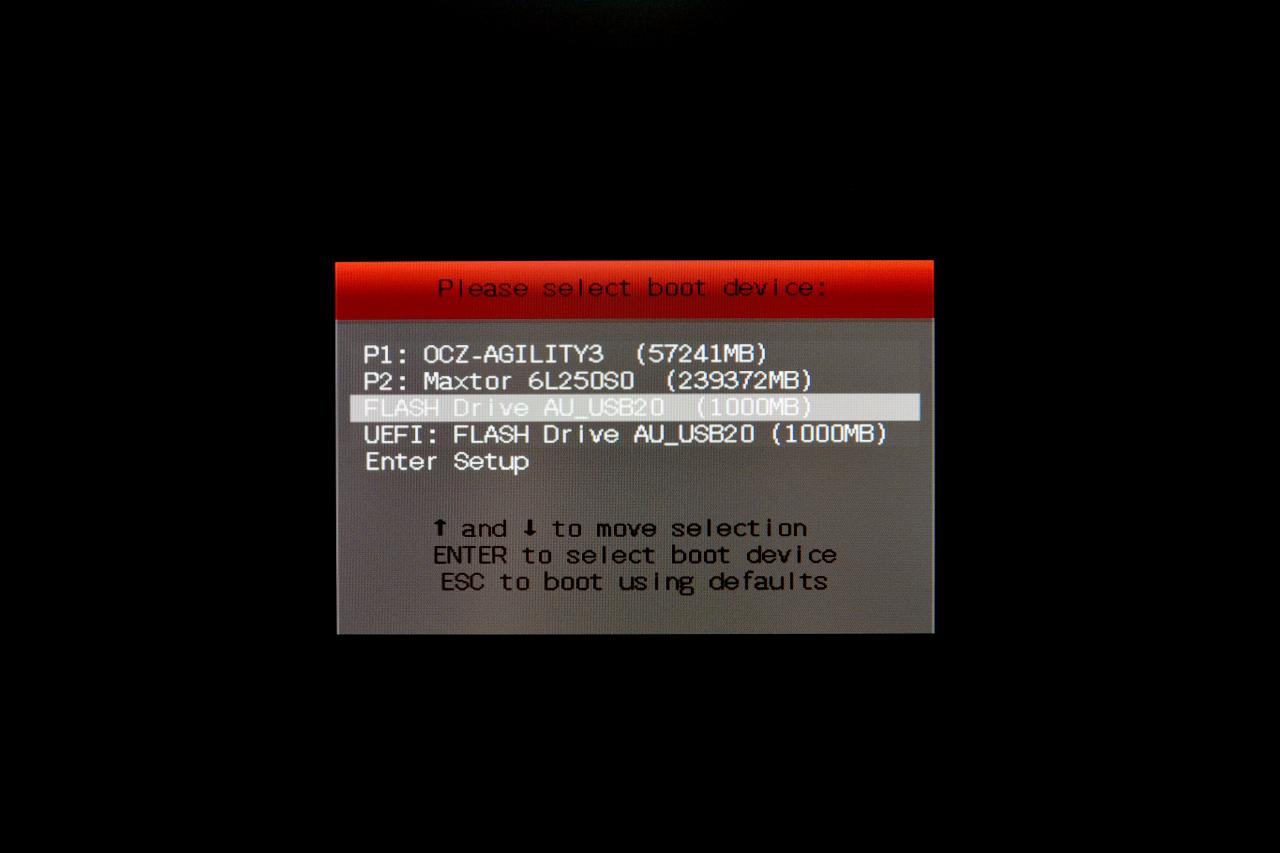 [05/06/2014] Flashvorgang #1: Um das BIOS auszulesen bzw. neu zu flashen, booten wir DOS von unserem USB Stick. Bei ASUS-Boards gelingt das über die F8-Taste wärend dem Boot.