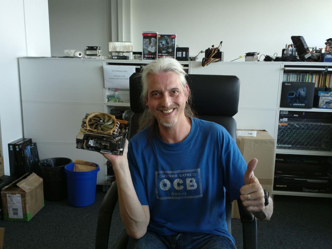 [13/06/2014] Noch hält unser Spieleonkel und nebenberuflicher Gehäusegott Stöwer sein neue Testplattform für Mini-PCs stolz und zuversichtlich in die Kamera. Im Laufe dieser Woche offenbarte sich, dass dieser vermeintliche Nebenberuf aber immens viel Zeit verschlingt: Das zuvor stolz präsentierte Hardware-Konglomerat machte im Test nichts oder Probleme. Wir wünschen dem Kollegen alles Gute. Denn nächste Woche ist Abgabe!