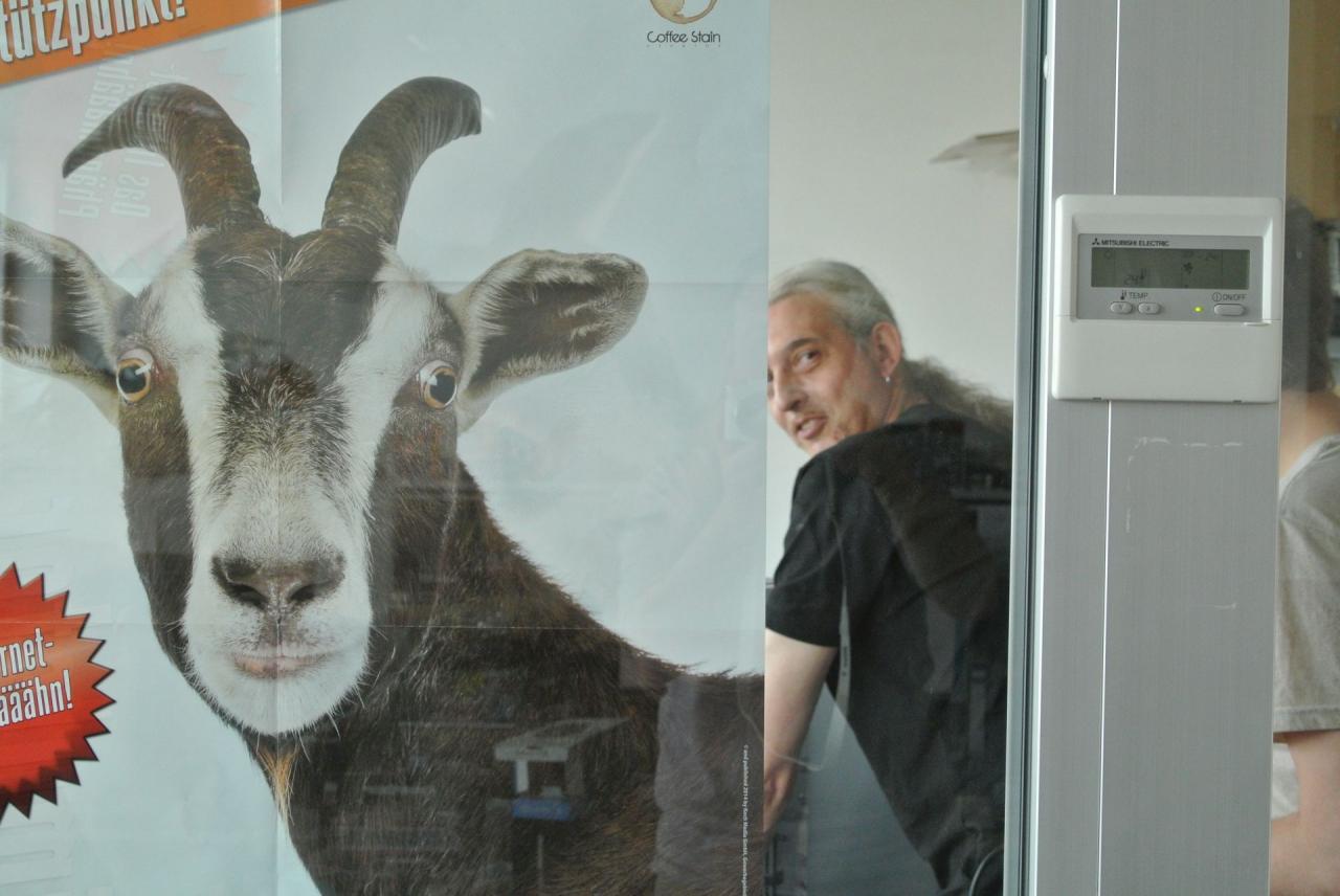 [13/06/2014] Hier sehen wir, wie die Werbung von heute die Menschen beeinflusst. Inspiriert vom haarigen Aufdruck auf dem Poster mit einem Kaffee-Fleck versucht unser Spieleonkel einen ähnlich lasziven Blick hinzubekommen. Hat es geklappt? Geben Sie ihre Meinung in den Kommentaren zum Besten.