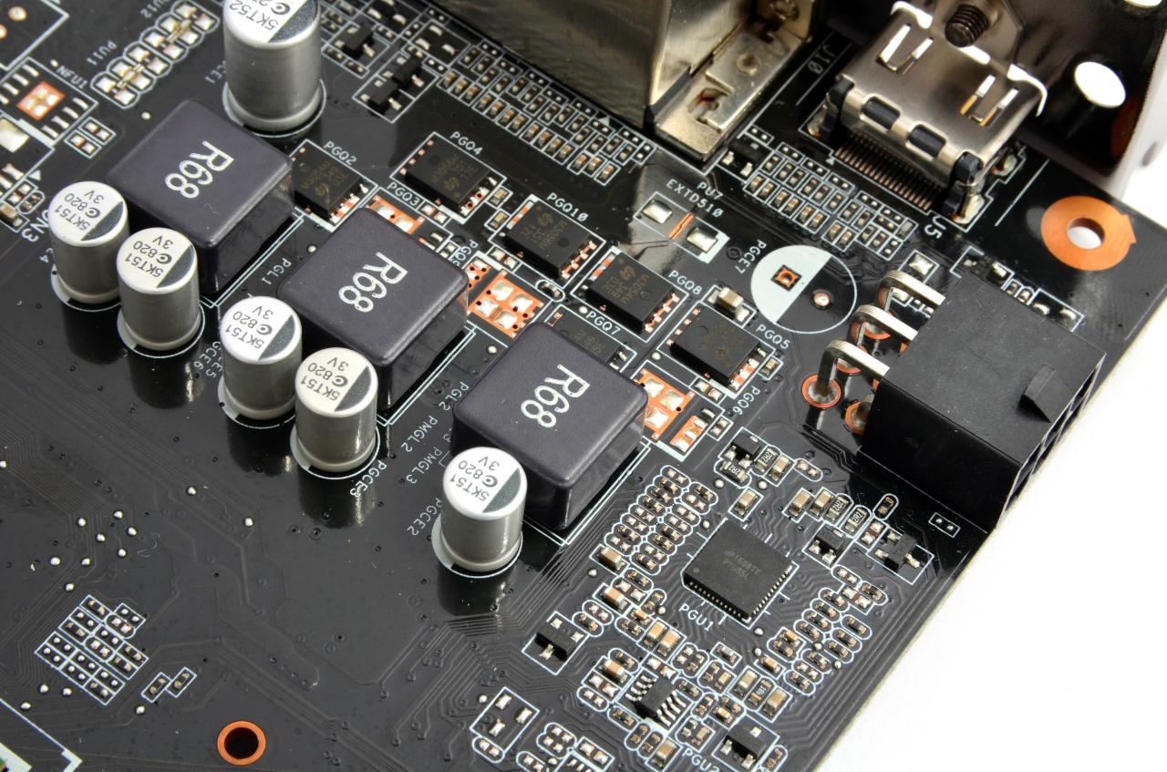 [05/06/2014] Die Haupt-Spannungsversorgung findet sich im vorderen Teil der Grafikkarte und umfasst drei Phasen für die GPU...
