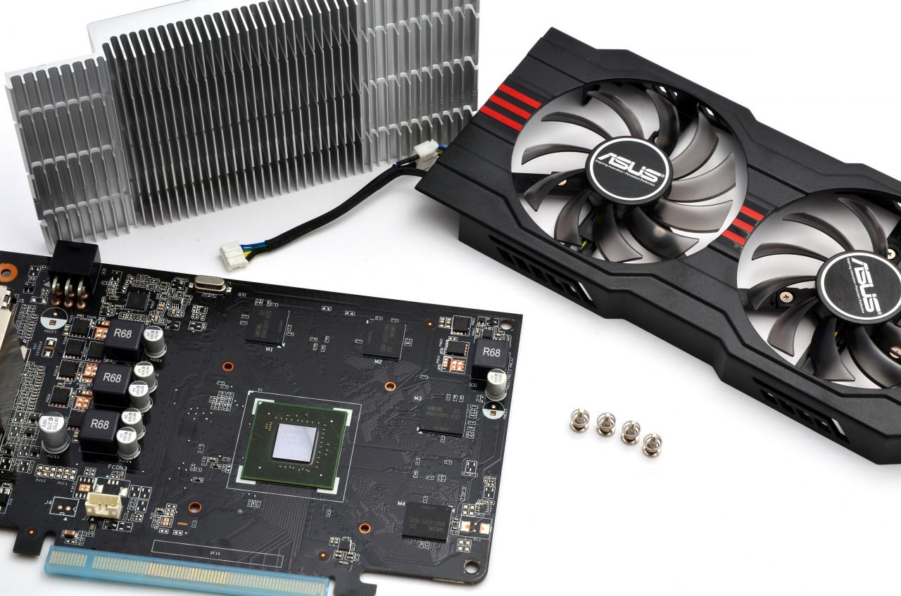 [05/06/2014] ASUS hält die Karte mit einem vergleichsweise einfachen Aluminium-Block mitsamt zweier Lüfter auf Temperatur. (1)