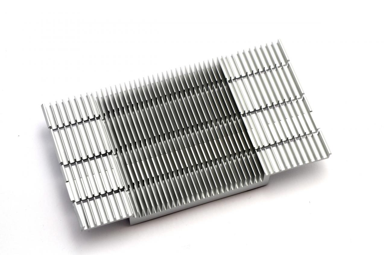[05/06/2014] ASUS hält die Karte mit einem vergleichsweise einfachen Aluminium-Block mitsamt zweier Lüfter auf Temperatur. (2)