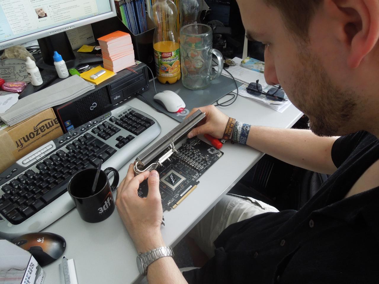[06/06/2014] Raff hatte diese Woche schon wieder Zeit zu basteln. Anscheinend lässt den Grafikguru das Thema-GPU-Kühler noch nicht los und er macht noch ein paar neue und wie wir den Downsampling-Gott kennen wieder nerdig gewagte Experimente. Die Tatsache, dass selbst beim Werkeln seine ganz spezielle Devotionalie wie immer im Bild zu sehen ist, könnte als Kampfansage an Stephans Tässchen vom letzten gesehen werden.