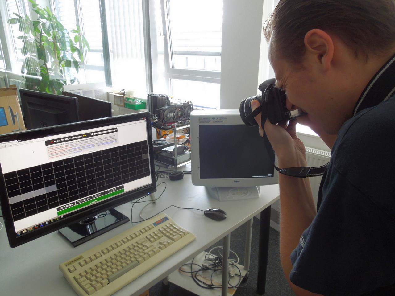 [06/06/2014] Hier sehen Sie, dass unser Don Alberto nicht nur das Kommandogeben und Organisieren beherrscht. Bei Monitor-Tests legt der Großorganisator höchstpersönlich Hand an und geht mit der Kamera auf die Suche nach den Pixeln. So ganz stimmt das ja jetzt nicht, denn Marco ist bestimmt nicht auf Pixelsafari. Hier sehen Sie gerade seinen Messaufbau für die Bestimmung des Input Lags bei LCD-Bildschirmen.