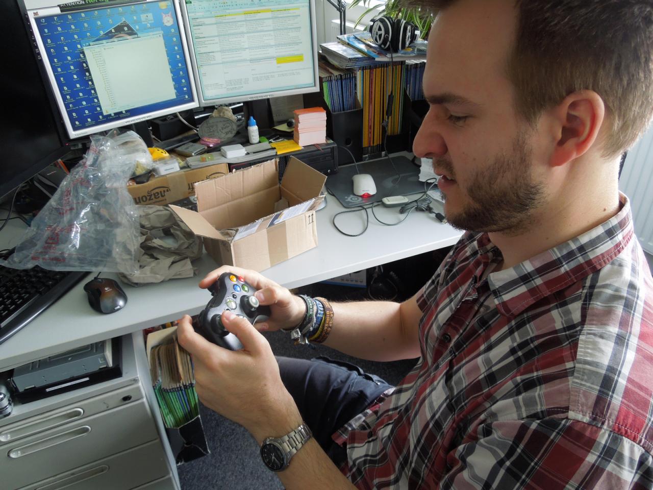 [20/06/2014] Manchmal wundern wir uns schon über unseren Raff. Da hat er sich doch glatt einen Xbox-360-Controller gekauft und schaut das Teil so skeptisch an, als würde er den Kauf schon wieder bereuen und Rennspiele wie Grid Autosport und Next Car Game doch per Maus und Tastatur steuern. Es kann allerdings auch sein, dass er nur deshalb so ein Gesicht zieht, weil der Grafikguru seinen Jüngern nicht zeigen will, dass ein Konsolen-Eingabegerät auch seine Vorteile haben kann.