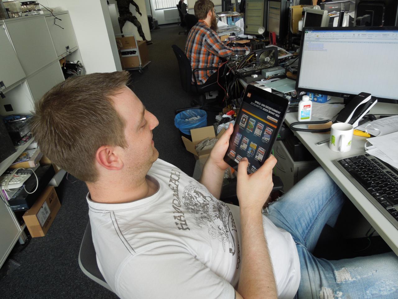 [27/06/2014] Obwohl wir dem so entspannt wirkenden Herrn im Bild schon so oft vorgeworfen haben, dass er während der Arbeit digitale Magazine auf dem iPad liest, müssen wir auch hier wieder einräumen, dass dies zu seinem Aufgabenbereich gehört. Und da wir wissen, wie viel Arbeit der Steinhart in die digitale Ausgabe der PCGH steckt, gönnen wir ihm auch den Genuss, sein Werk dann in Ruhe während der Arbeitszeit zu betrachten.