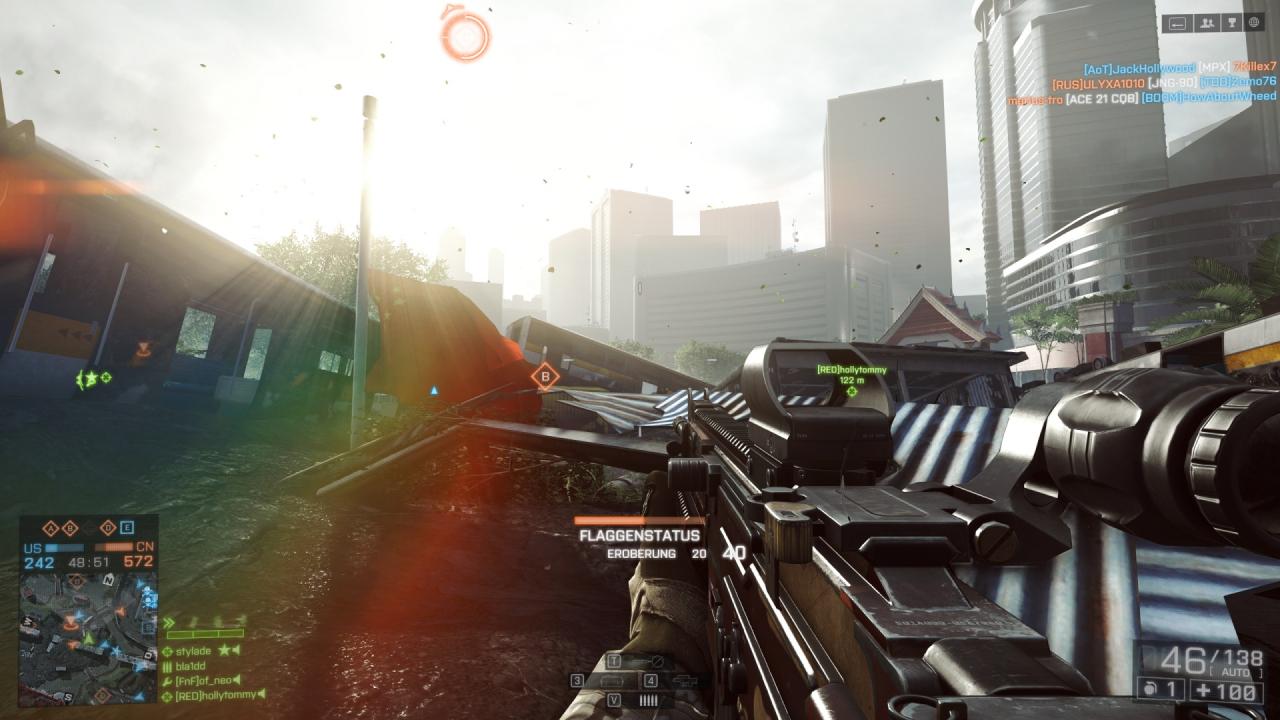 [16/07/2014] Die Beleuchtung ist gelungen, die Lens-Flares sind Geschmacksache. Die sehr polygon- und detail-arme Levelarchitektur (Wellblech rechts) will aber nicht so recht zu dem High-Tech-Anspruch von Battlefield passen.